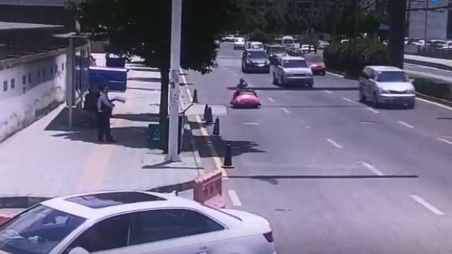 大媽開「碰碰車」馬路狂飆　交警傻眼
