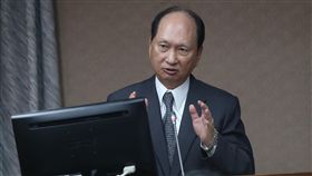 採購法修正　工程會：停權認定需機關審查採購法修正草案被列為立法院本會期優先法案，部分立委11日詢問對於重大工程中違規廠商的停權認定，工程會主委吳澤成（圖）表示，修法後給予廠商口頭或陳述意見來申訴，採購機關需組審查委員會來認定。中央社記者徐肇昌攝　107年4月11日