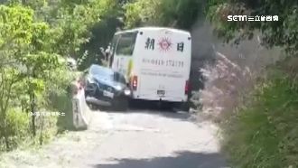 與遊覽車山路會車　轎車神技突破重圍