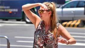 2018年全台新高溫　民眾用布巾防曬中央氣象局觀測，27日上午西半部高溫都超過33度，板橋上午11時26分，氣溫達36.9度，基隆上午10時36分，氣溫也有35度，台北市上午11時17分氣溫飆到攝氏38.2度，是今年全台新高溫。圖為台北市民眾用布巾遮陽。中央社記者王飛華攝　107年5月27日