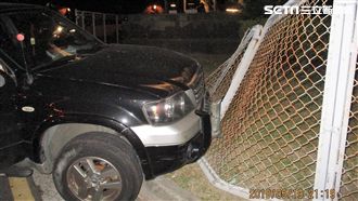 景福門古蹟險遭殃　他哼歌撞爛鐵柵欄