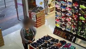 大陸湖北一名55歲大媽日前逛鞋店看上一雙球鞋，當時店內活動加1元可買2雙，大媽為了省錢找人「湊對」，但仍找不到人，最後她直接把鞋藏在褲檔偷走。目前大媽的家人與店家已和解，大媽則依法遭行政拘留。（圖／翻攝自堰味视频）