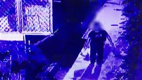 新北板橋男殺女友分屍一名朱姓男子在位於新北市板橋區的住家殺害黃姓女友後分屍裝成7袋藏在社區花圃，朱男28日被發現輕生身亡，檢警正調查朱男犯案動機。圖為朱男提著疑似裝有屍塊袋子離開住家遭監視器拍下畫面。（請珍惜生命，自殺不能解決問題。自殺防治專線（24小時）：0800-788-995；生命線：1995。）（翻攝畫面）中央社記者王鴻國傳真　107年5月28日