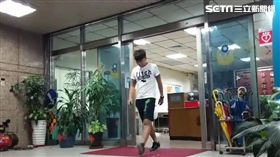 王男持折疊刀在Pong夜店刺傷劉男後，深夜主動到警局投案，警方訊後將他依殺人未遂罪函送法辦（翻攝畫面）