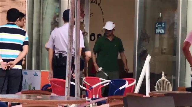 中正公園男脖子遭砍　持刀男與警對峙