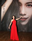 莫文蔚一身火紅褲裝出席「我們在中場相遇」新歌搶聽會。（記者邱榮吉/攝影）