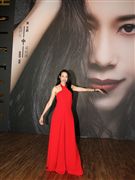 莫文蔚一身火紅褲裝出席「我們在中場相遇」新歌搶聽會。（記者邱榮吉/攝影）