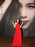 莫文蔚一身火紅褲裝出席「我們在中場相遇」新歌搶聽會。（記者邱榮吉/攝影）