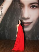 莫文蔚一身火紅褲裝出席「我們在中場相遇」新歌搶聽會。（記者邱榮吉/攝影）