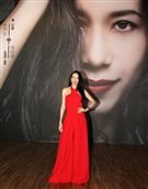 莫文蔚一身火紅褲裝出席「我們在中場相遇」新歌搶聽會。（記者邱榮吉/攝影）