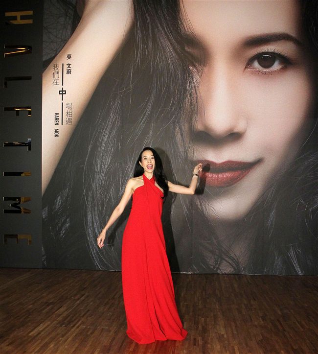 莫文蔚一身火紅褲裝出席「我們在中場相遇」新歌搶聽會。（記者邱榮吉/攝影）