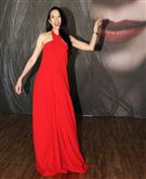 莫文蔚一身火紅褲裝出席「我們在中場相遇」新歌搶聽會。（記者邱榮吉/攝影）