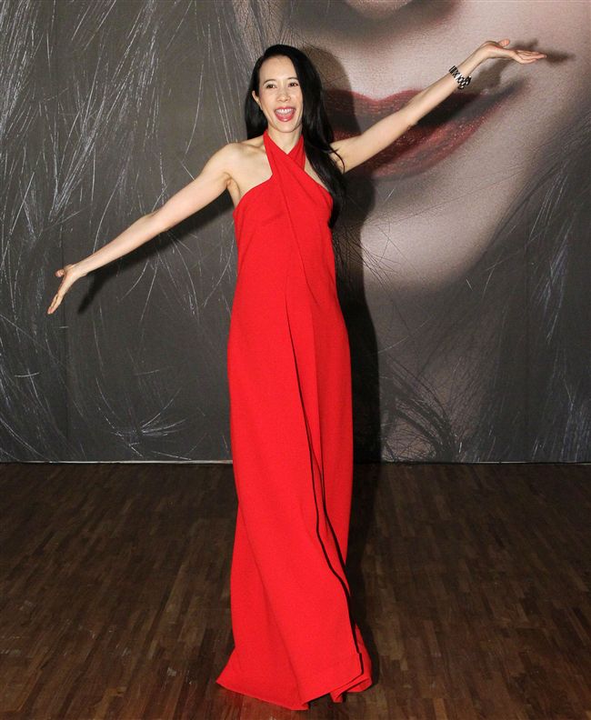 莫文蔚一身火紅褲裝出席「我們在中場相遇」新歌搶聽會。（記者邱榮吉/攝影）