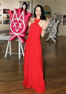 莫文蔚一身火紅褲裝出席「我們在中場相遇」新歌搶聽會。（記者邱榮吉/攝影）