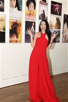 莫文蔚一身火紅褲裝出席「我們在中場相遇」新歌搶聽會。（記者邱榮吉/攝影）