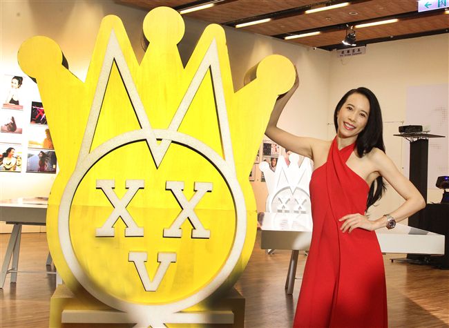 莫文蔚一身火紅褲裝出席「我們在中場相遇」新歌搶聽會。（記者邱榮吉/攝影）