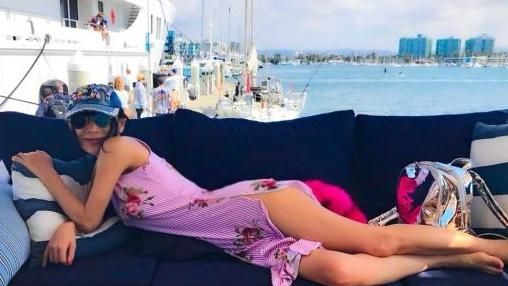 半百豪放女曝新歡！蜜色美腿海島勾魂