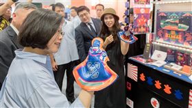 蔡英文總統28日上午前往台北世貿一館參觀「2018第37屆新一代設計展」。（圖／總統府提供）