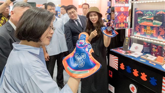 蔡英文參觀設計展　當場試玩布袋戲