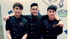 34歲「型男主廚」馬才淯在台北市安東市場經營一間小攤位，每天客人都大排長龍，去年他奪得傳統市場節「天下第一攤」的滷肉飯金賞，今年再度挑戰「天下第一攤」，成功以杏仁豆腐獲得人氣獎。（圖／翻攝自馬師原創料理Mars kitchen臉書）