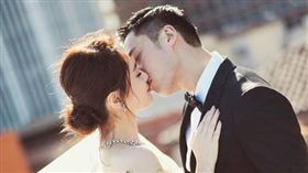 鍾欣潼（阿嬌）跟賴弘國婚紗照。(翻攝IG)