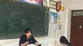 「不能耽擱學生！」敬業女老師重病溜出醫院　吊點滴上課
《澎湃新聞》