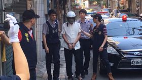 桃園婦人分屍案　犯嫌現場模擬釐清案情（1）桃園市陳姓老翁（右3）持刀將妻子簡姓婦人殺害後分屍，遭警方依殺人罪嫌移送偵辦，桃園檢警27日帶著陳男重返現場，模擬犯罪過程，持續釐清案情。中央社記者吳睿騏攝　107年5月27日