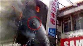 透天民宅成火窟 驚!女消防梯逃生墜3樓