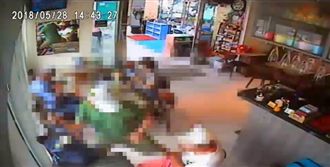 影／狠男咖啡廳揮刀砍人　與警方對峙