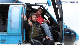 ▲張育銘陪著齊柏林空拍，累積上百小時的飛行時數。（圖／張育銘導演提供）