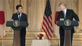 川普會安倍  同意強化美日貿易會談美國總統川普（右）與日本首相安倍晉三18日在佛羅里達州棕櫚灘召開聯合記者會，表示美日同意加強貿易諮商，以擴大雙方的貿易和投資。（共同社提供）中央社  107年4月19日