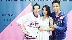 Penny一個護肚的動作讓人覺得陶喆似乎要當爸了。（圖／翻攝自IG)