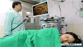 亞大醫院肝膽胃腸科主治醫師江承源替患者做大腸鏡檢查。（圖非新聞當事人／亞洲大學附屬醫院提供）