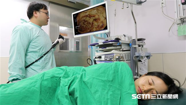 8旬嬤偽膜性腸炎　孫捐糞成功救