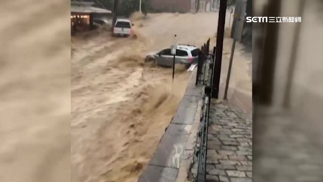 美國古城暴雨成災　馬路變湍流毀房車