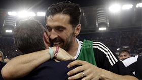  義大利傳奇門將布馮完美謝幕，球迷含淚歡送。（圖／達志提供）