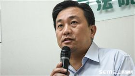 民進黨團召開「團結台灣一致對外，譴責中國蠻橫打壓」記者會，民進黨立委王定宇。 （圖／記者林敬旻攝）
