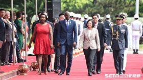 總統蔡英文於總統府前以軍禮接待海地總統摩伊士一行人。（圖／記者林敬旻攝）