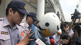 廖男殺害17直播主邱女，警方訊後依殺人罪移送法辦（楊忠翰攝）