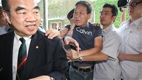 鍾小平拉住吳茂昆　質問為什麼要卡管教育部長吳茂昆（左）29日出席「教育部新南向教育成果展開幕式」進場時，遭到國民黨台北市議員鍾小平（左2）拉住，大聲質問「為什麼要卡管」。中央社記者謝佳璋攝　107年4月29日