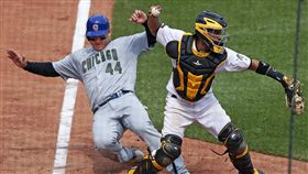 ▲芝加哥小熊Anthony Rizzo在本壘滑壘把海盜捕手Elias Diaz（右）撞歪了。（圖／美聯社／達志影像）