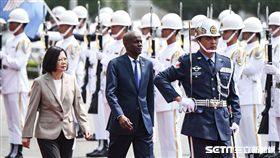 總統蔡英文於總統府前以軍禮接待海地總統摩伊士一行人。（圖／記者林敬旻攝）