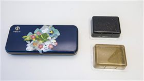 １６：９
中鋼送股東台灣美印象收納禮盒中國鋼鐵公司宣布，今年股東會紀念品為「台灣美印象收納禮盒－皂到幸福」，精美的馬口鐵盒採用中鋼的鋼材打造而成，盒內兩款嫩膚皂為委託台鹽公司特別研發。（圖中鋼提供）中央社記者潘智義傳真 107年4月26日