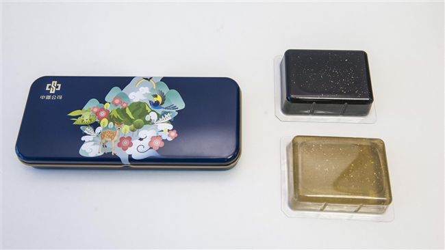 中鋼股東會發紀念品　人龍綿延百公尺