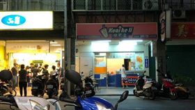 近日天氣炎熱，不少民眾都會買手搖飲消暑解渴。有一名網友日前在北投看到元老級飲料店「快可立」，厲害的是，快可立旁邊開有名店「50嵐」，面對名店競爭依舊屹立不搖。其他網友看到後，紛紛直喊「童年回憶！」（圖／翻攝自爆廢公社公開版）