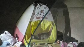 苗栗,慣竊,通緝犯,公墓,帳篷,坐牢,鬼,蓄水池（圖／翻攝畫面）