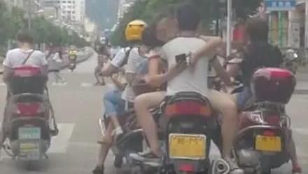 開腿跨坐女上男下　情侶騎車觀音坐蓮