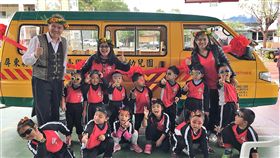 愛心捐贈　霧台國小幼兒園獲娃娃車屏東縣霧台國小是屏東位置最高的學校，附設幼兒園有15名學生，因為沒有娃娃車，幼兒園老師曾樹珍（後排中）開自用車接送小朋友，在校長楊瑞麟（後排左）奔走下，慈善單位及企業捐贈了一輛娃娃車，5日開進校園。（霧台國小提供）中央社記者郭芷瑄傳真　107年1月5日