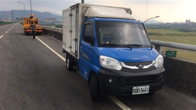 小貨車快速道路翻車　駕駛幸運逃生