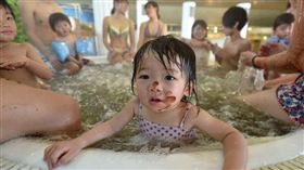 日議員「小孩應由媽媽帶」言論挨轟，遭批變相鼓勵長工時文化。（圖／翻攝南華早報）